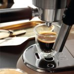 ⁦ماكينة قهوة إسبريسو De'Longhi Dedica Metallics Pump Espresso EC785.BG⁩ - الصورة ⁦6⁩